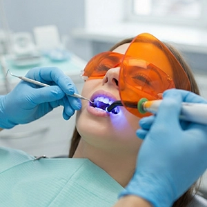 Whitening material placed inside the tooth improves colour after root canal treatment